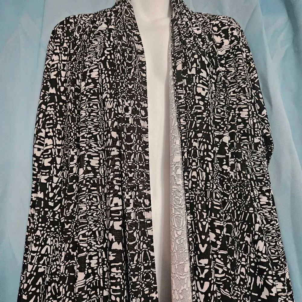 Isabella Rodriguez sweater - Picture 2 of 5
